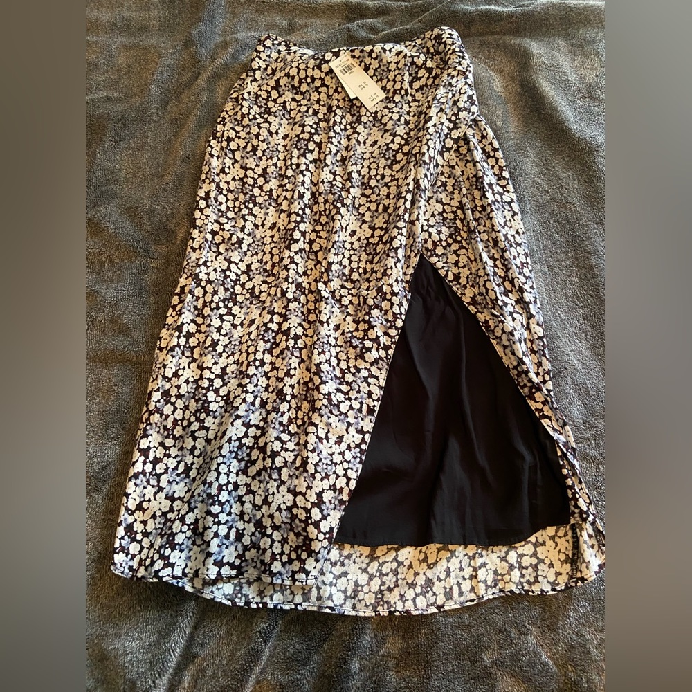 A&F floral midi skirt. Zip closure, thigh opening. Size small, NWT.
